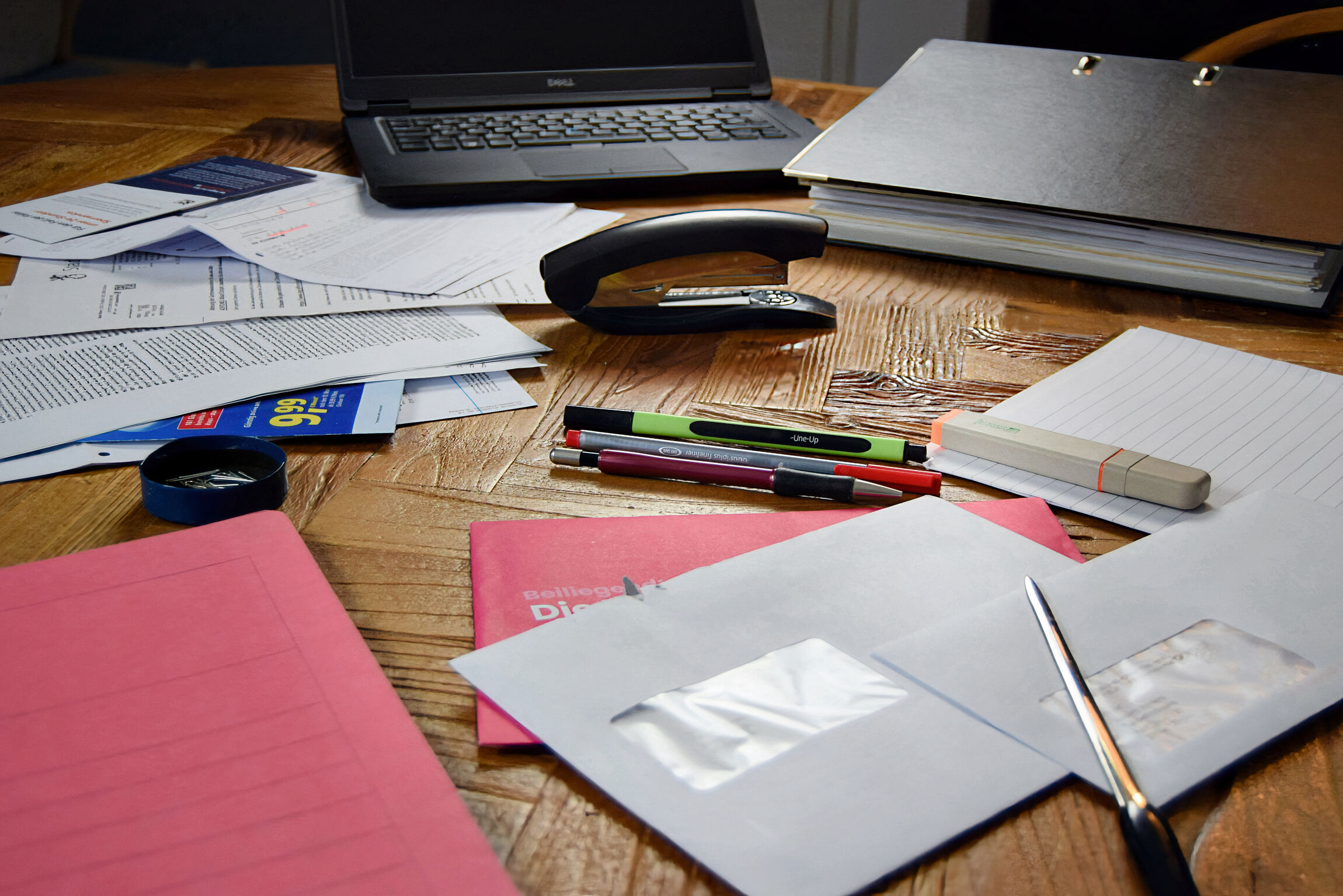 Briefumschläge im Vordergrund