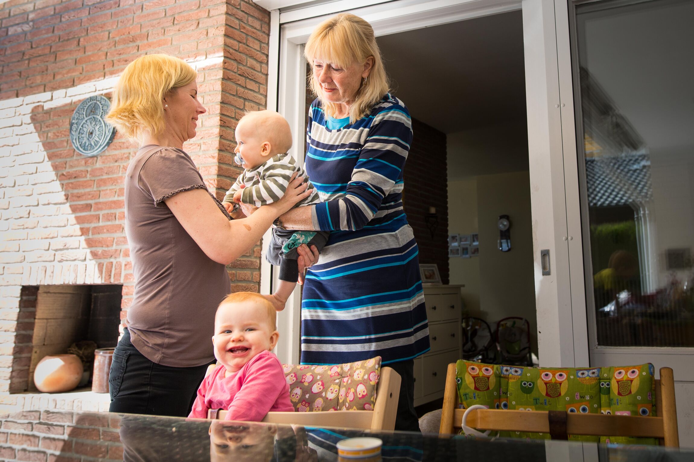 2 Frauen 2 Kinder am Tisch