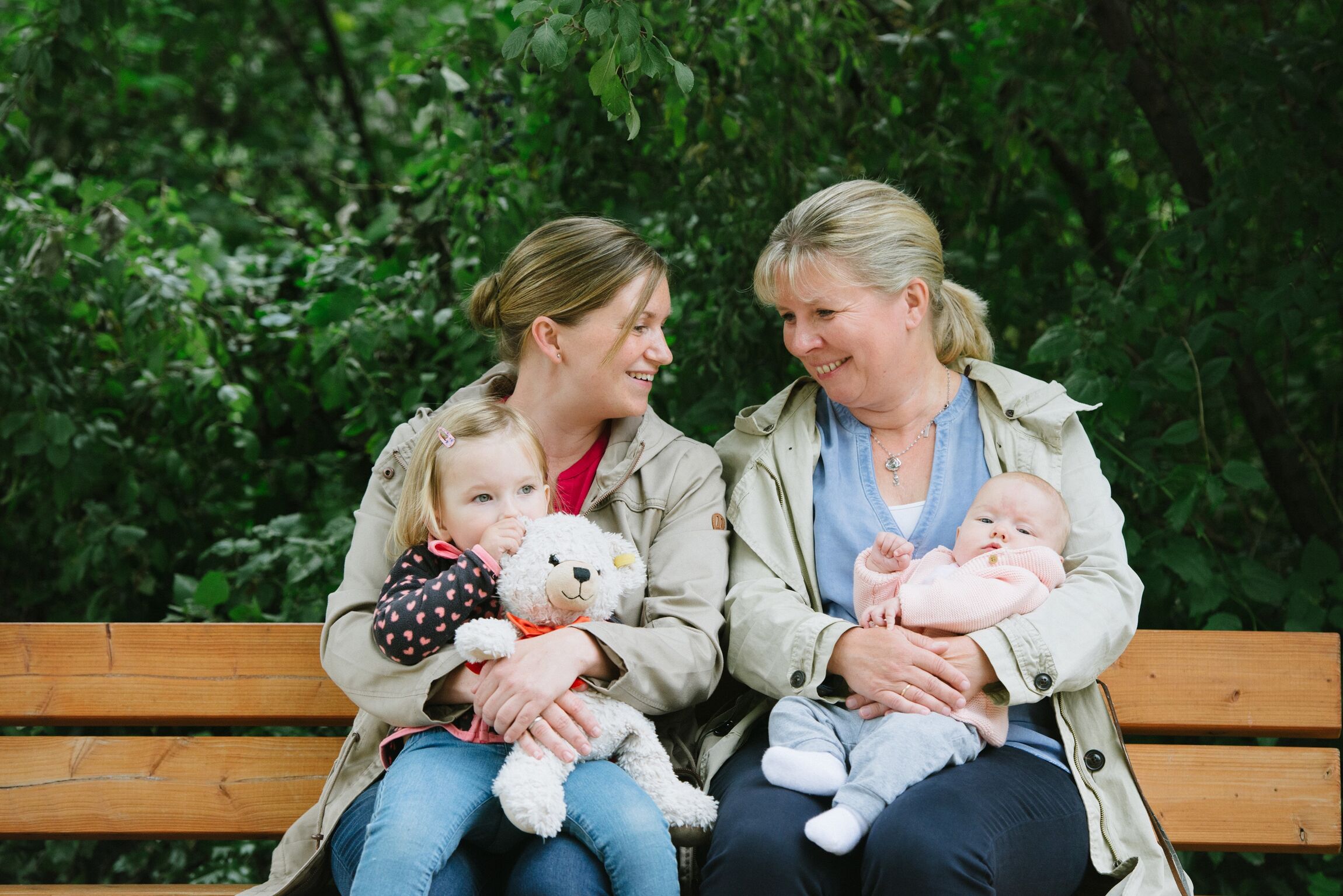 Mutter und EA auf der Bank