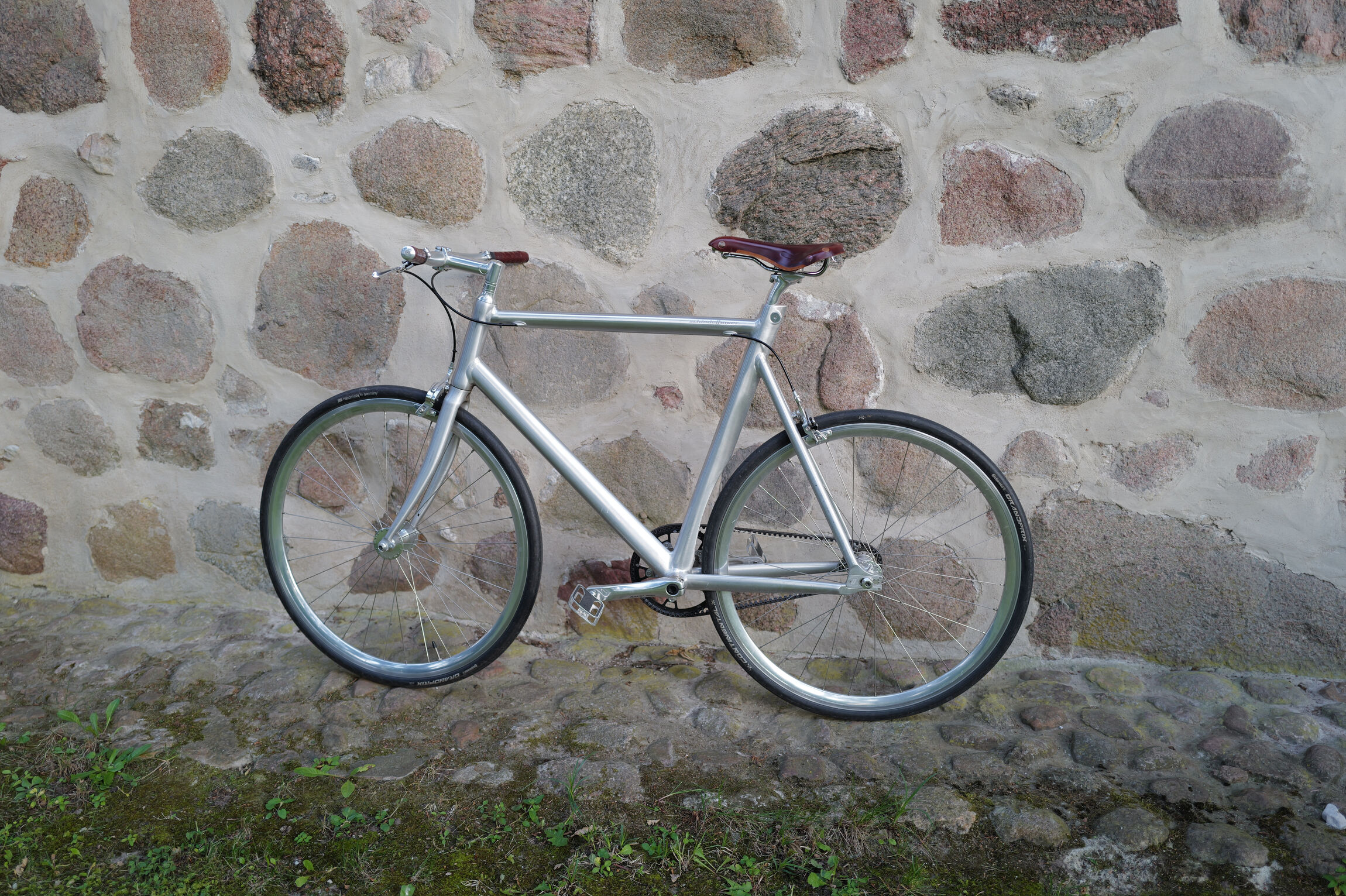 Ein Fahrrad an der Kirchenmauer