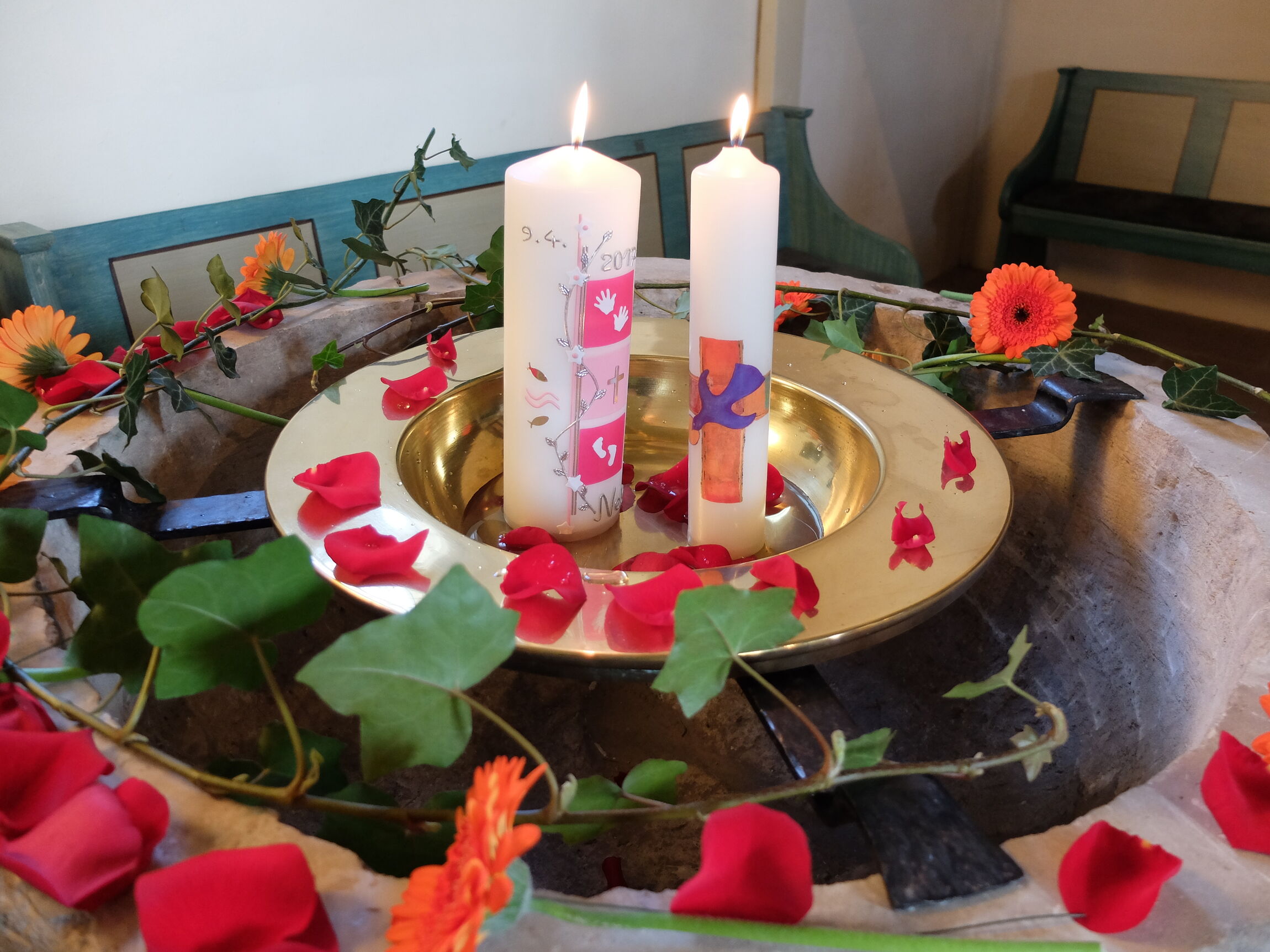  Taufbecken rote Blumen, zwei Kerzen