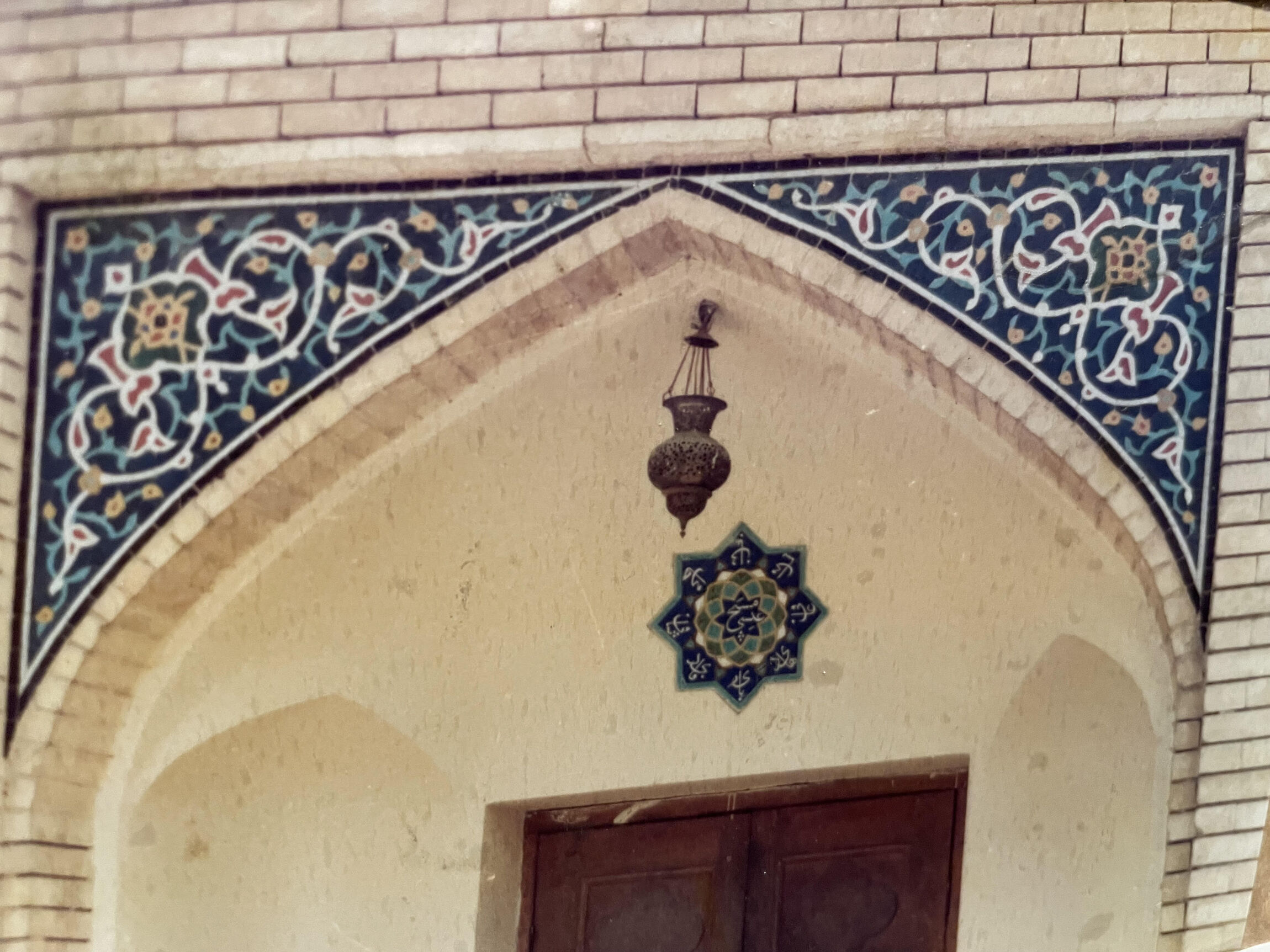 ِDer Eingang der Lukaskirche in Isfahan = سردر کلیسای حضرت لوقا در اصفهان
