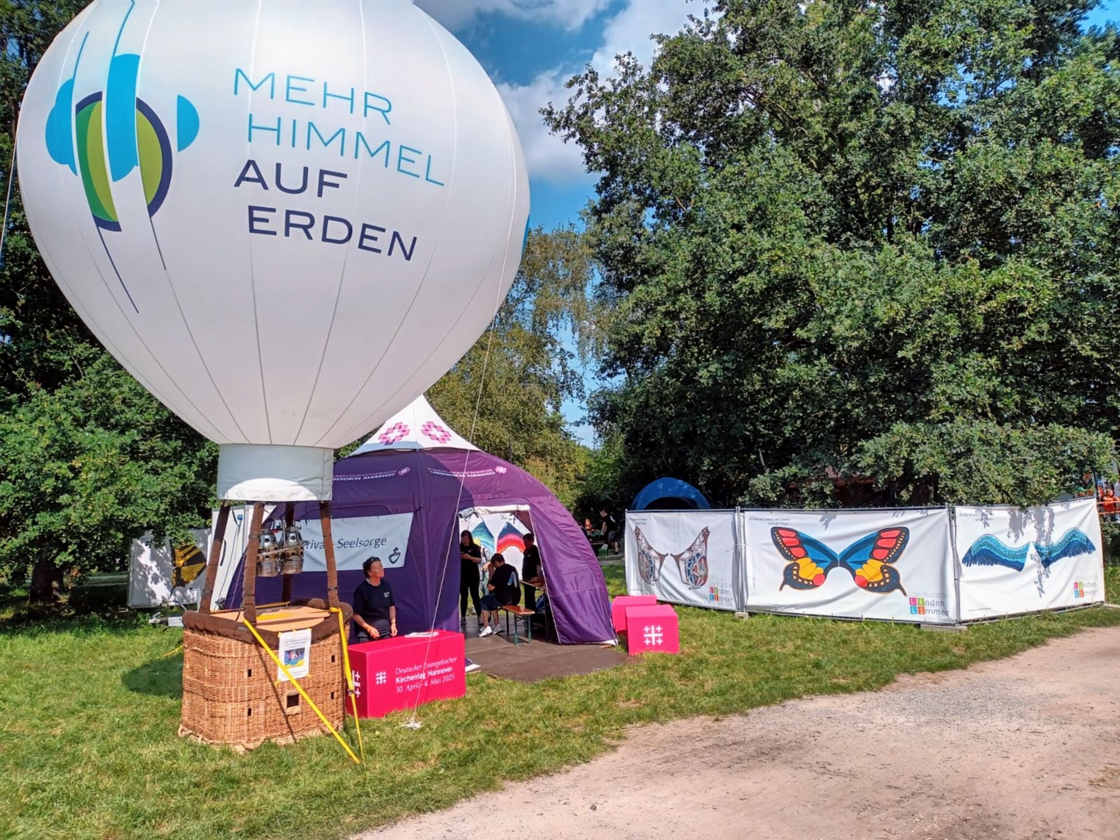 Kirchenzelt mit Heißluftballon, Foto Rebekka Brouwer