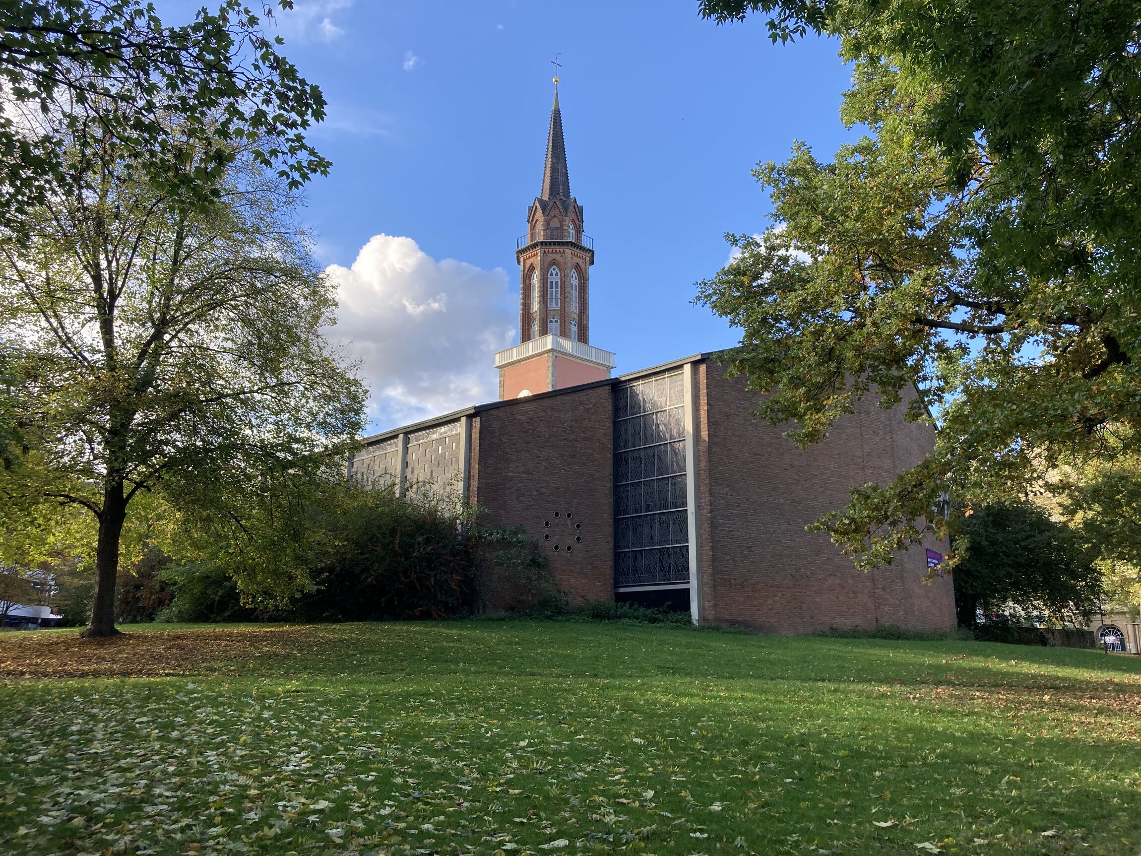 Martinskirche im Herbst von Südosten