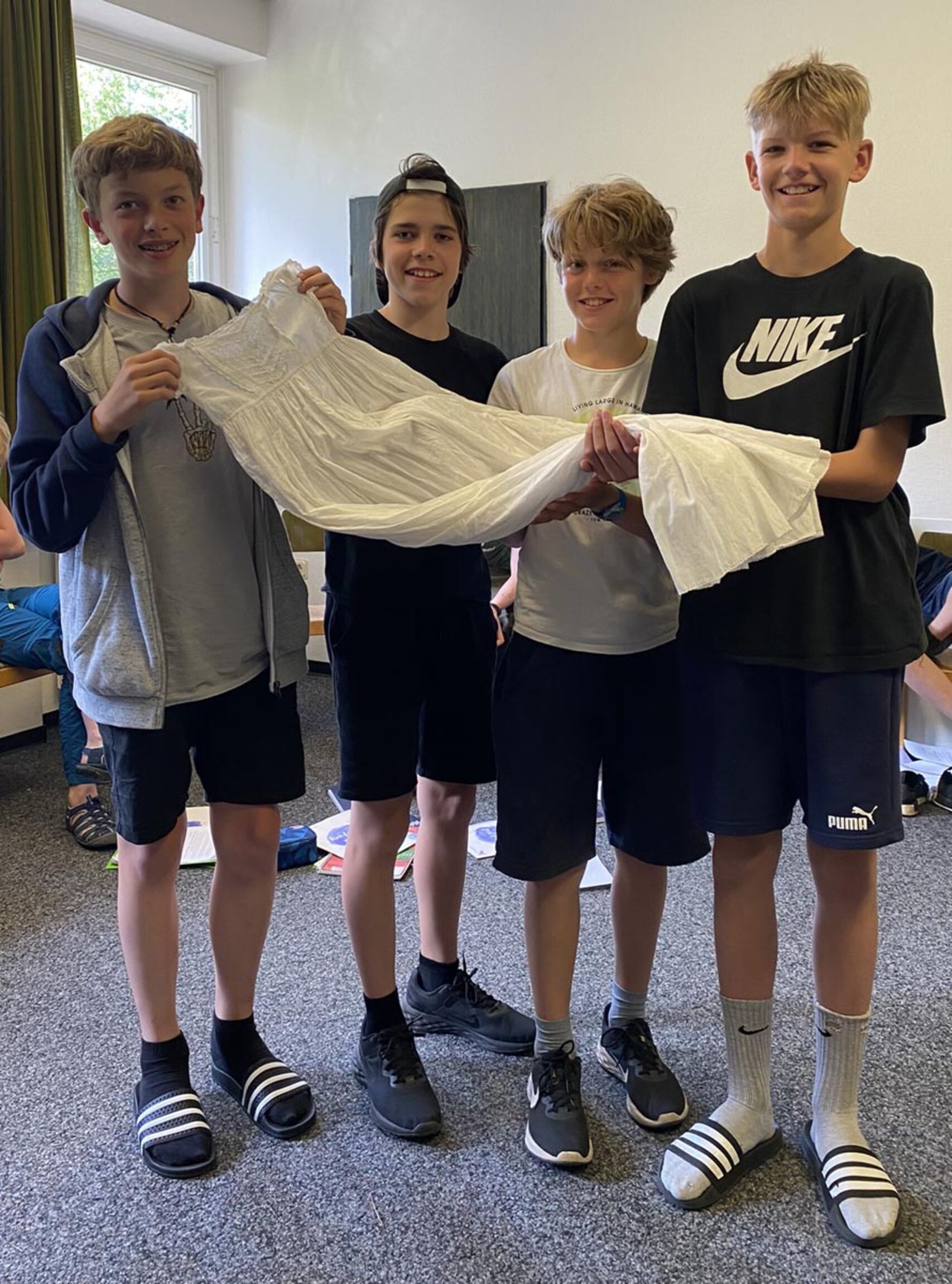 Vier Konfis wurden beim Oeser KonfiCamp getauft - die Familien reisten extra an.