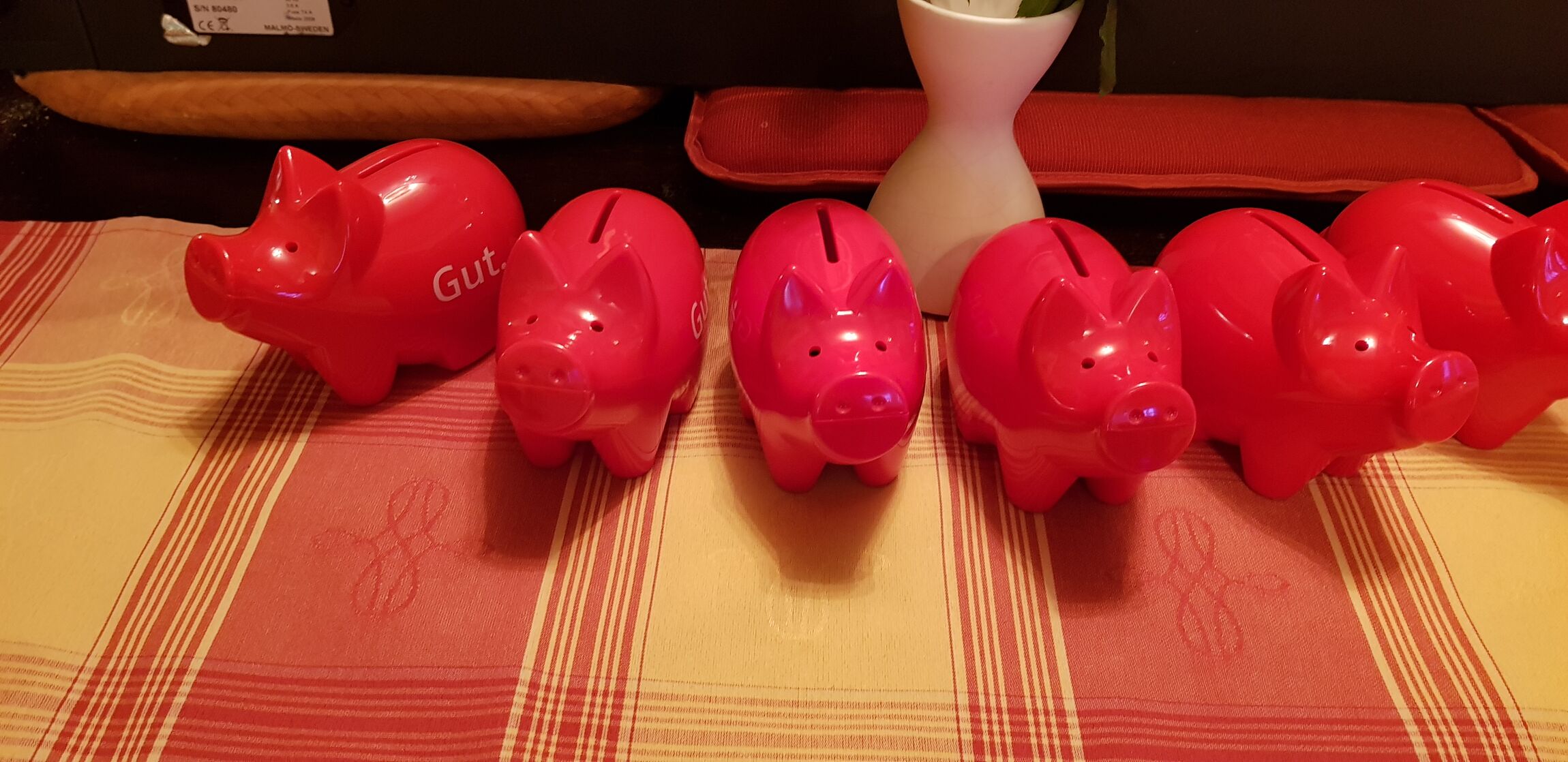 Die kleinen roten Schweinchen wurden „geschlachtet“, von Mitarbeitern der Kreissparkasse- der Erlös kommt der Stiftung „Lebendiges Meinerdingen“ zugute.