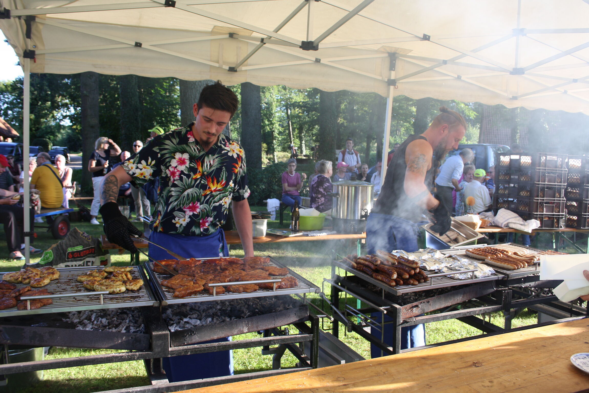Die „Grillmeister“ kamen nicht nur durch die Hitze der Holzkohle ins Schwitzen.
