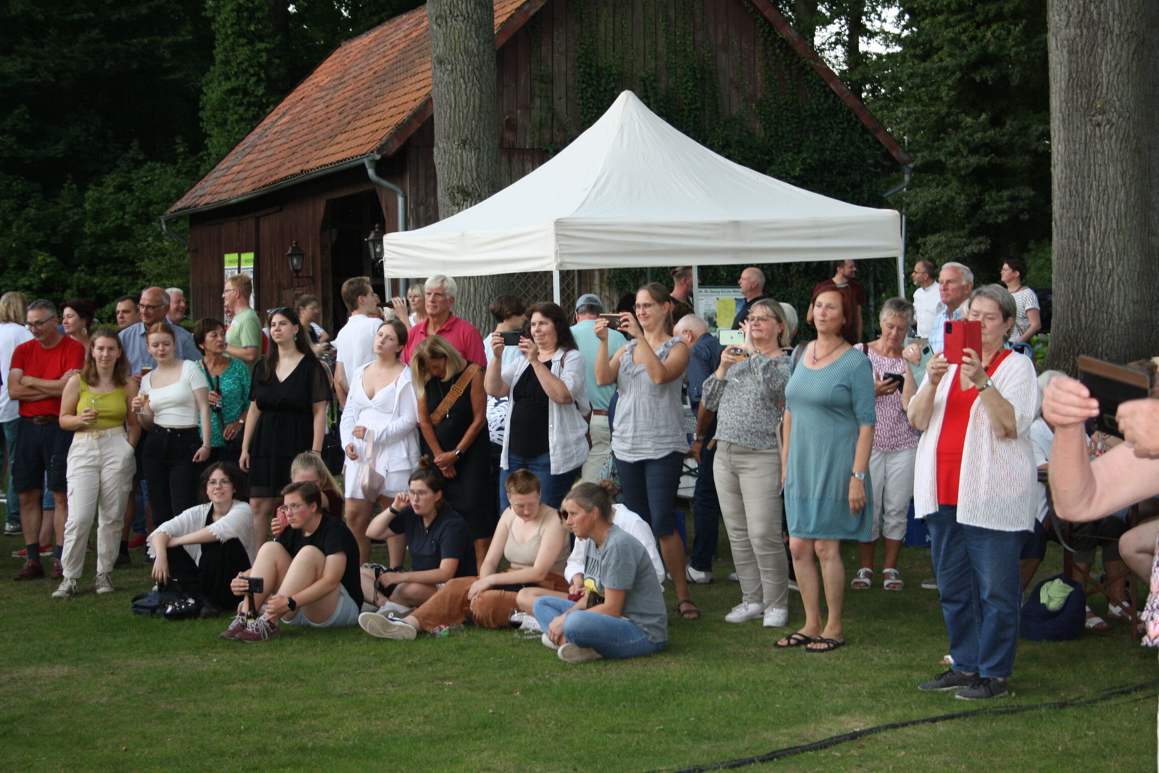 Der Abschluss der musikalischen Sommerabende in Meinerdingen brach alle Besucherrekorde. Viele neue, und vor allem junge Besucher kamen zur Kirchwiese.