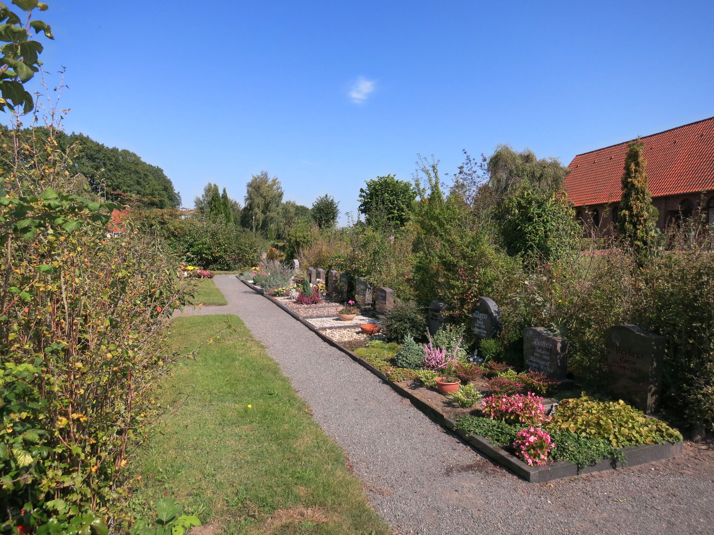 UW-Gräber mit Einfassung