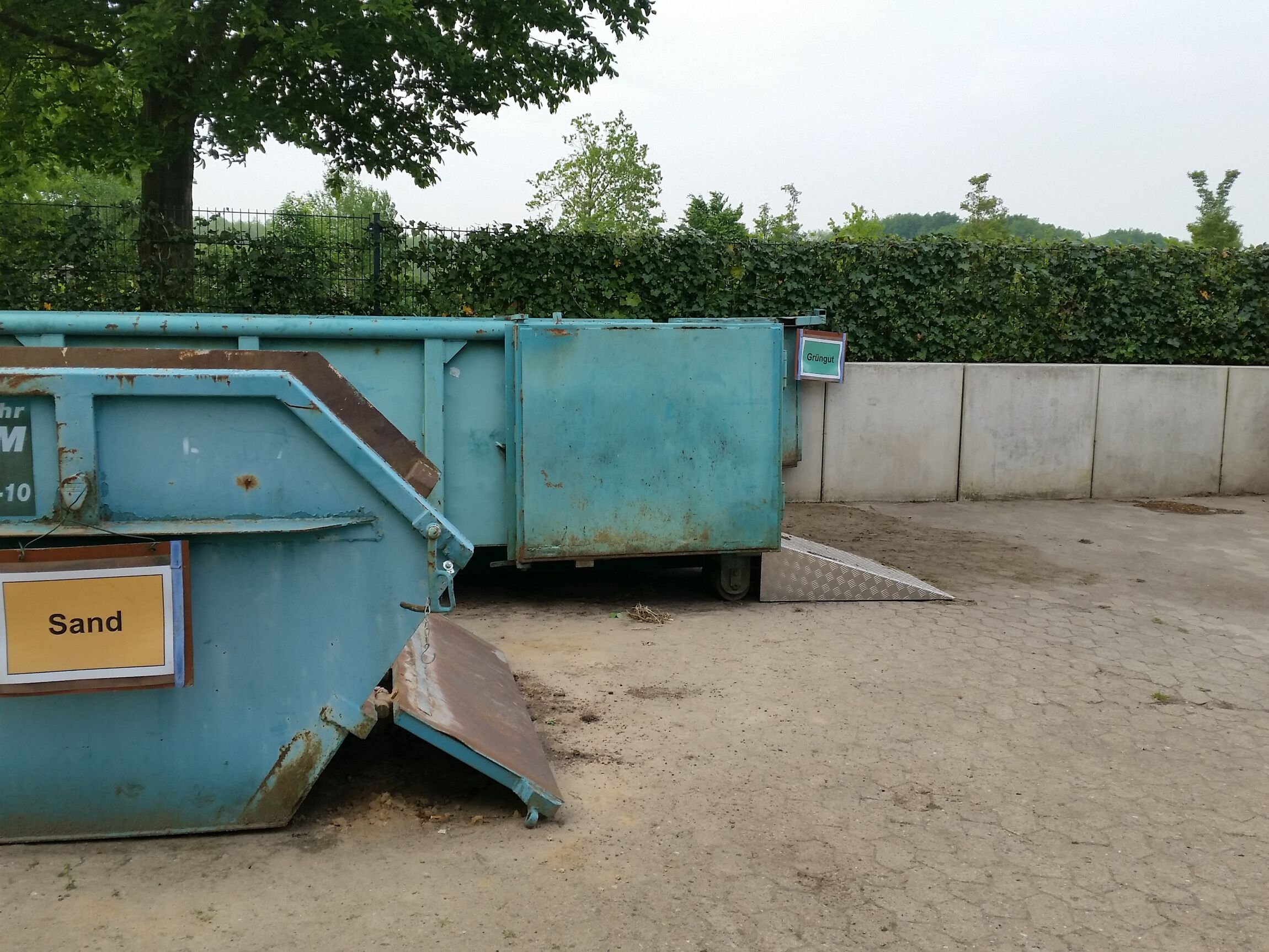 Container auf Friedhof