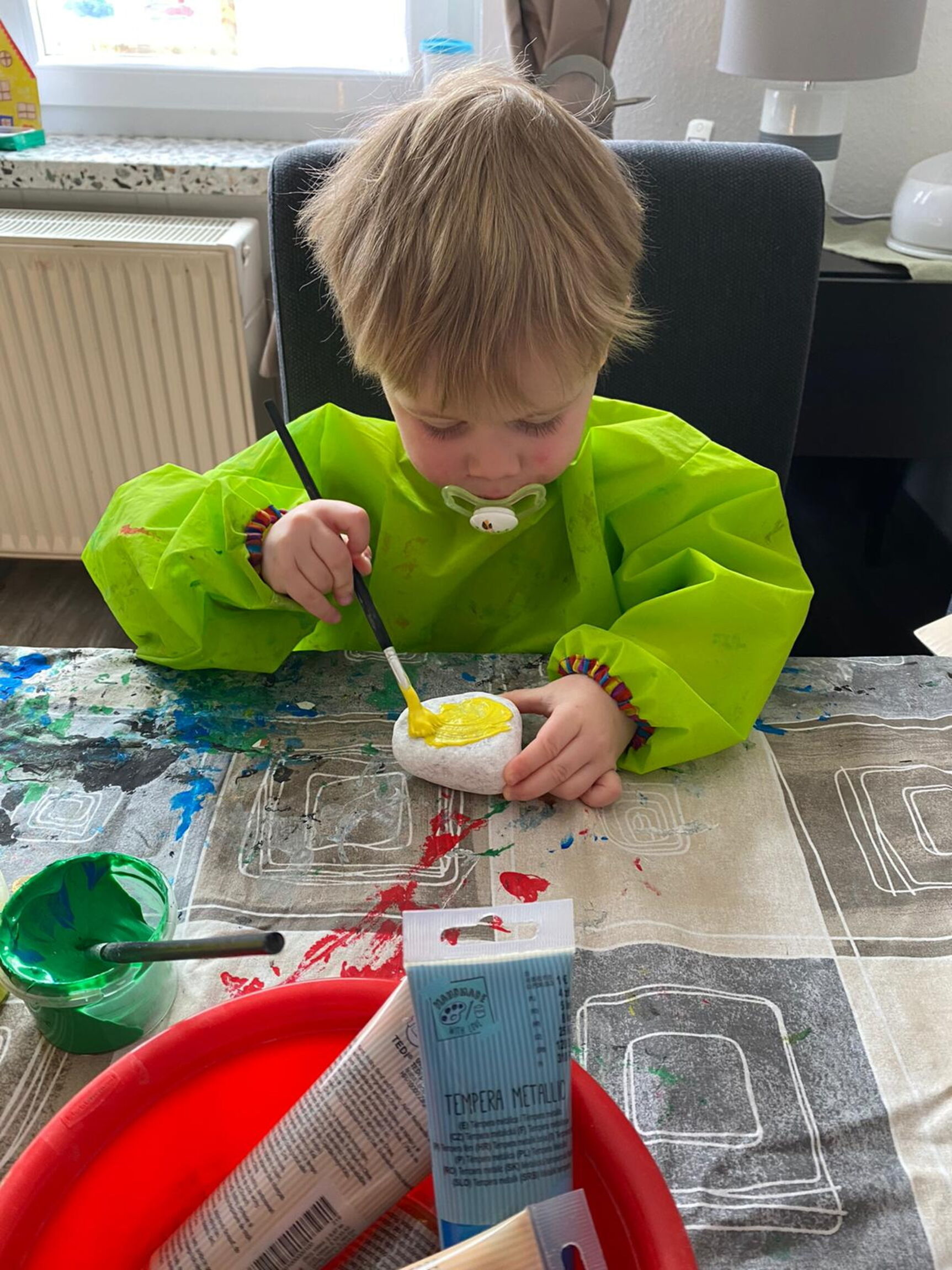 Klemens bemalt Ostersteine (Foto: M. Wächter)