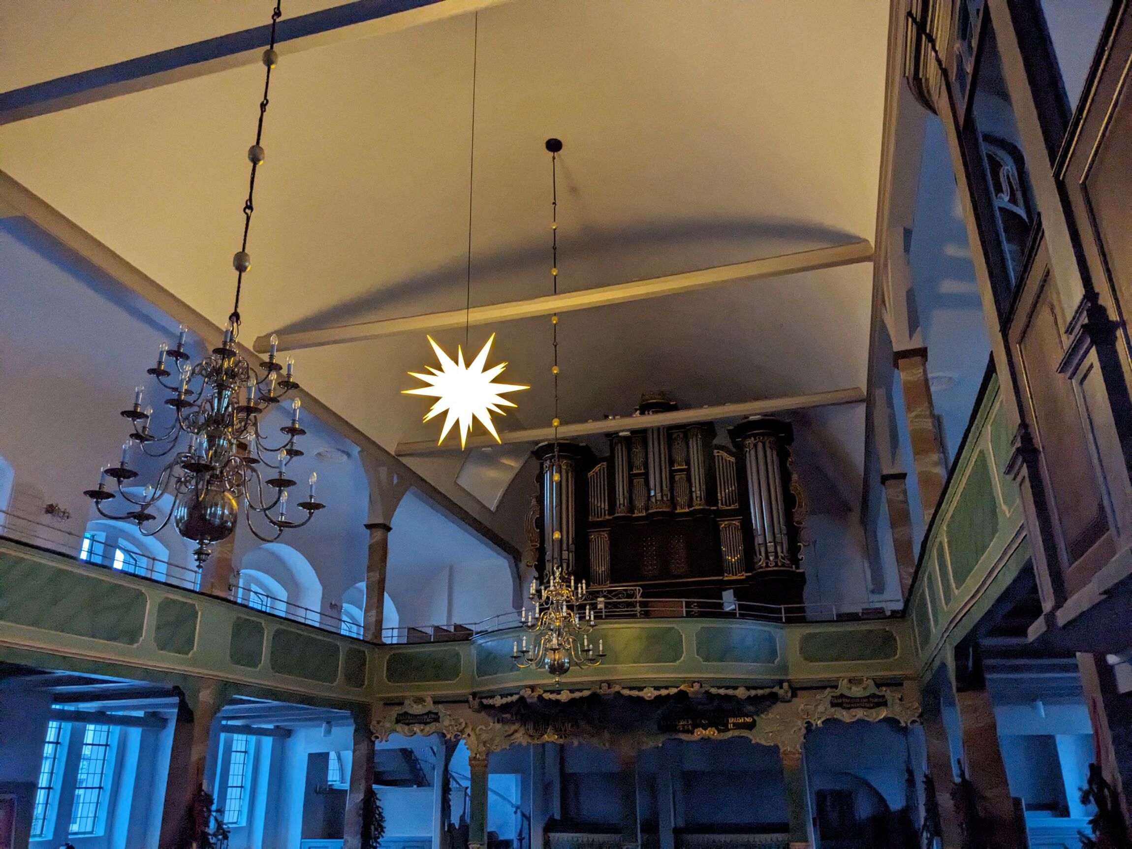 kirche mit weihnachtsstern