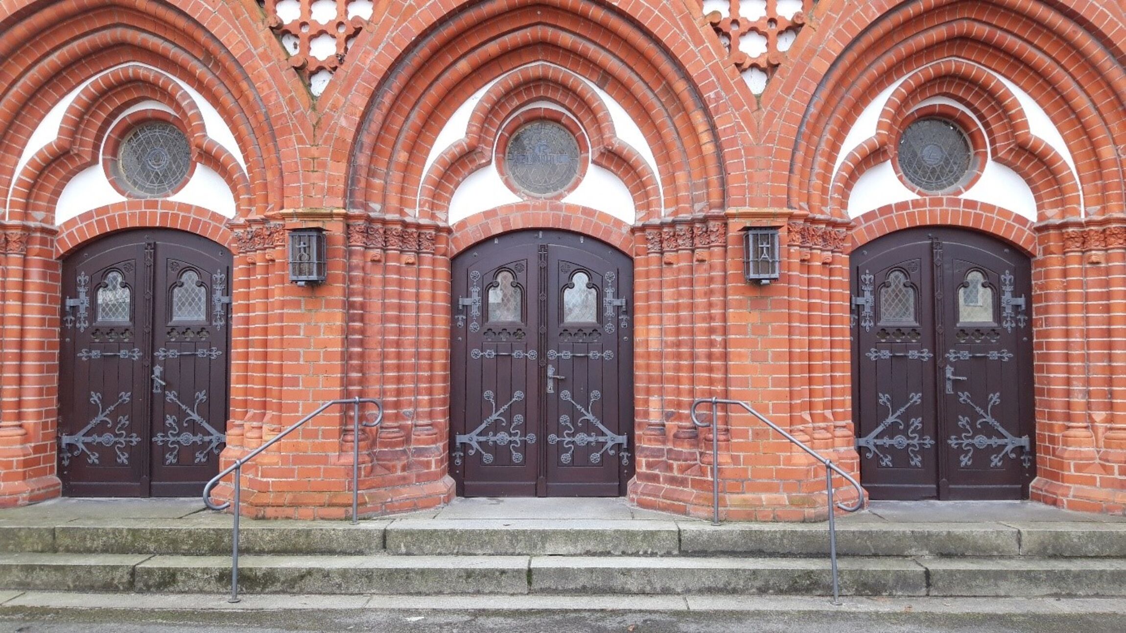 Bild 1: Türen Haupteingang