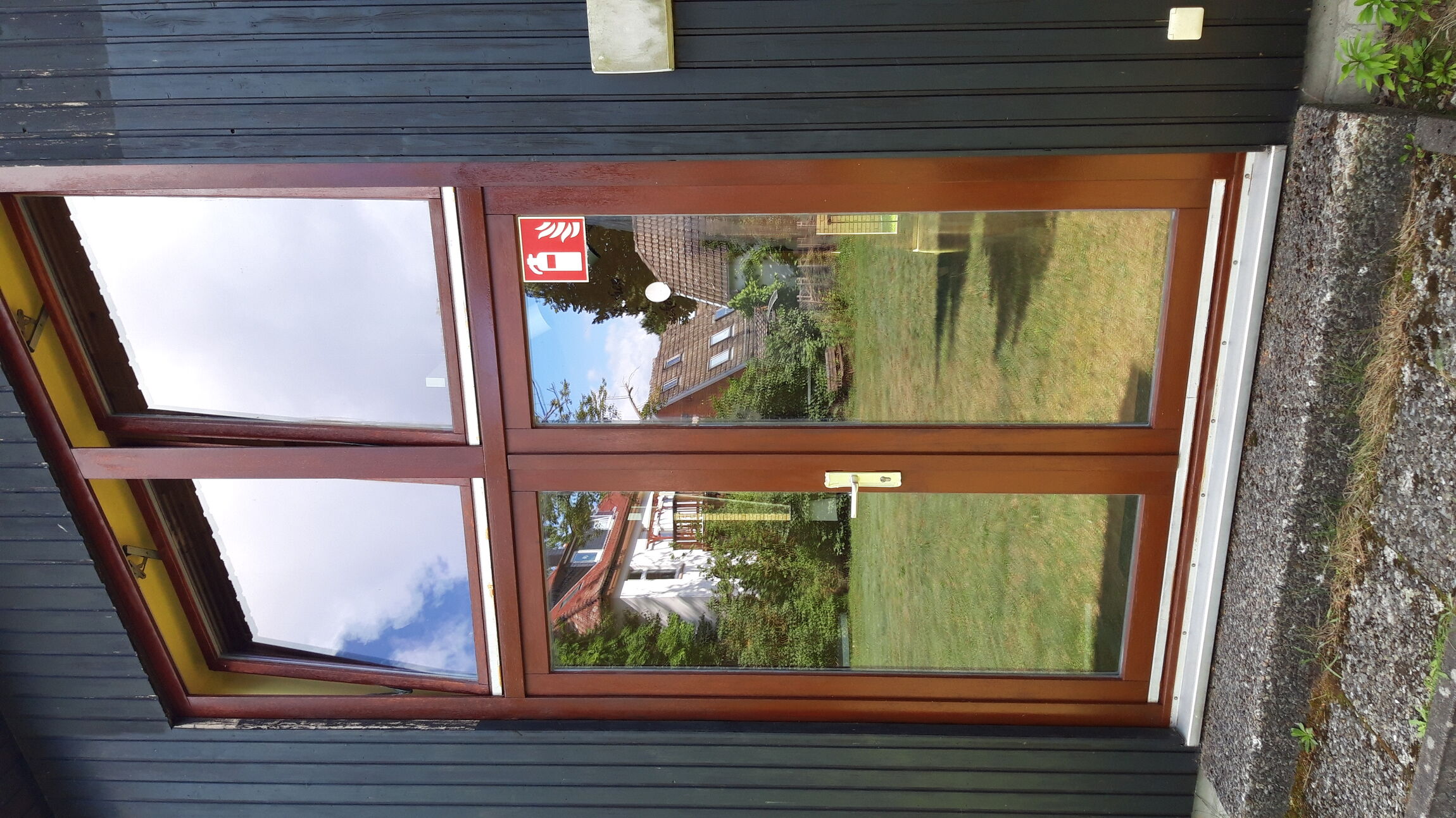 Bild 2: Fenster und Tür Jugendraum