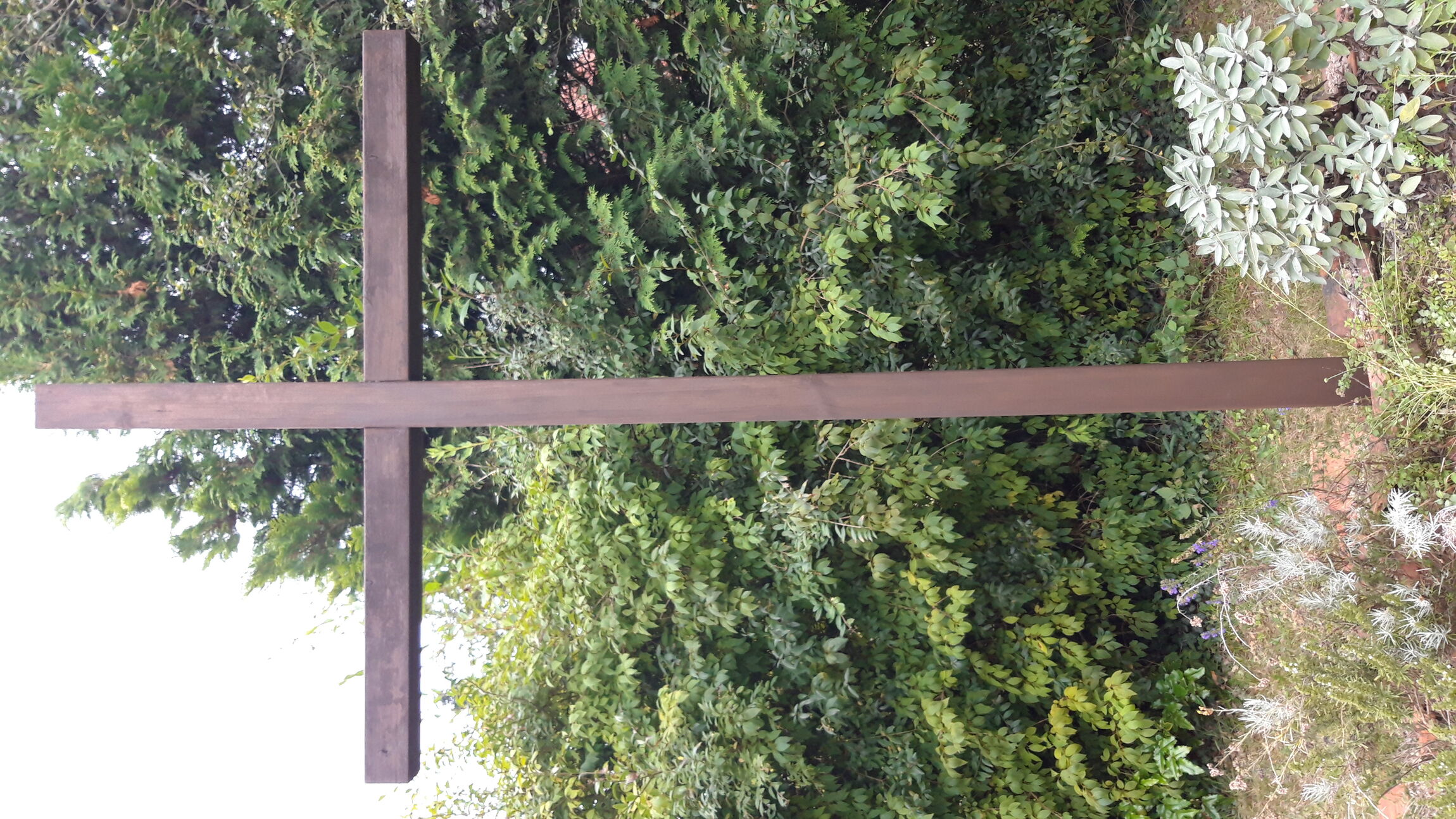 Bild 3: Kreuz im Garten