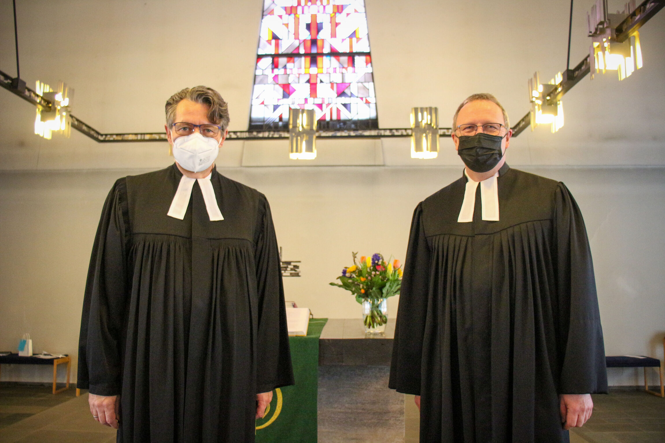 Dr. Stephan Schmidt wurde von Superintendent Karl Ludwig Schmidt in sein Amt als Pastor der Zachäus-Gemeinde in Hannover-Burg eingeführt.