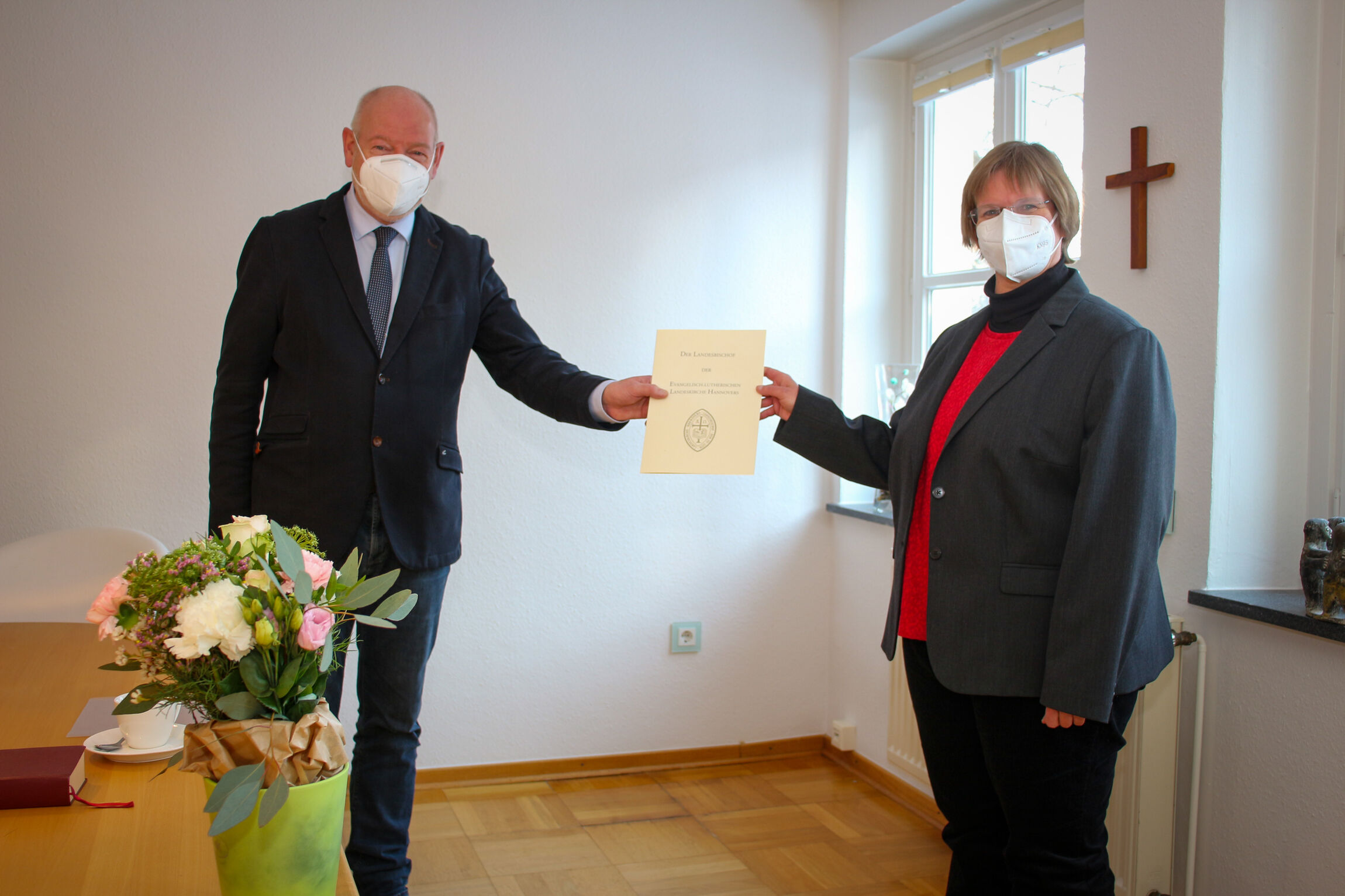 Regionalbischof Eckhard Gorka überreicht der neuen Superintendentin Ulrike Schimmelpfeng ihre Urkunde.