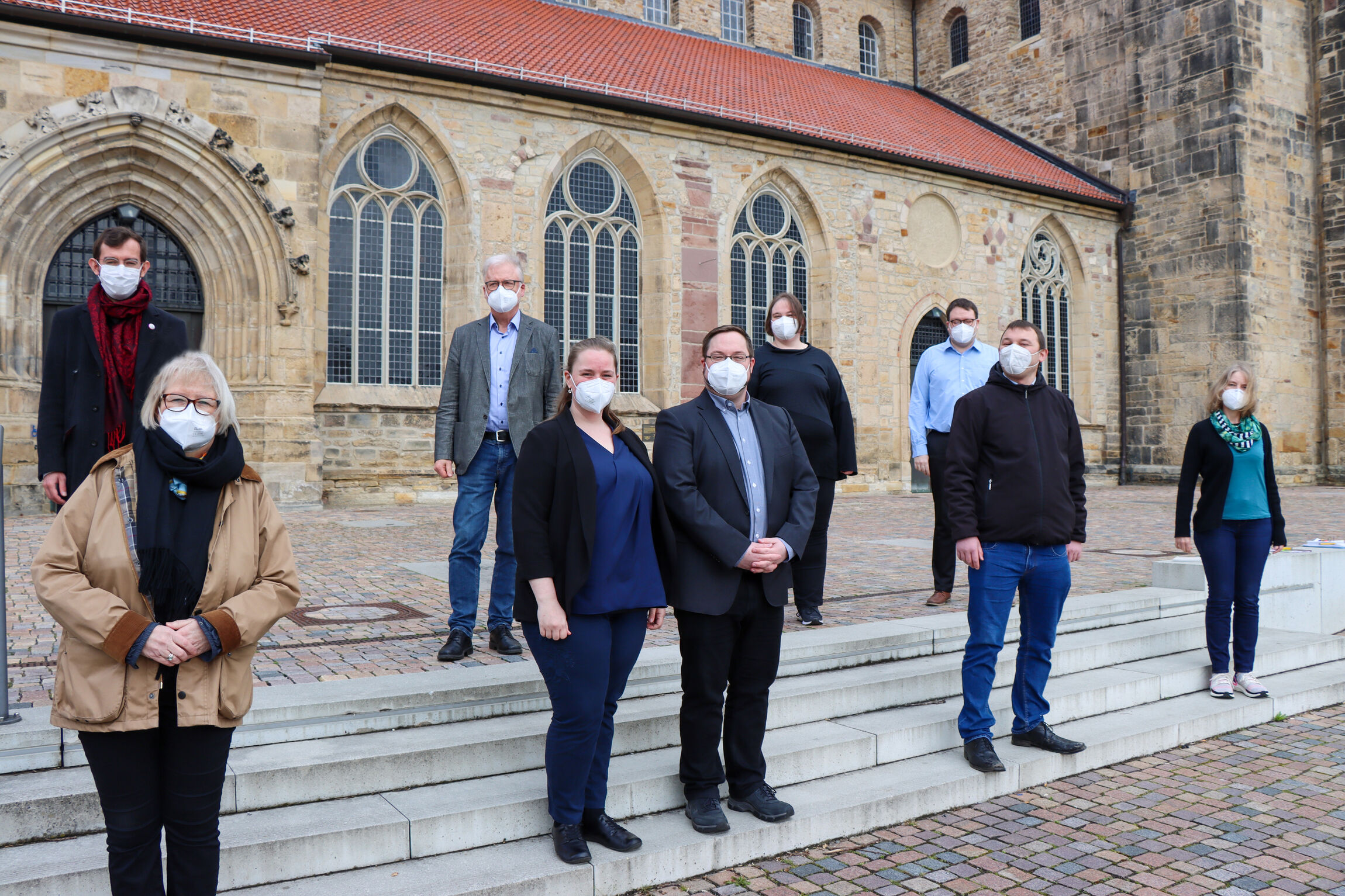 Katharina Henking (2.v.l.) und Superintendent Thomas Henning (3.v.l.) begrüßten (v.l.): Claudio Boning (Thomas-Kirchengemeinde, Holzminden und Mitarbeit im Kirchenkreis Holzminden-Bodenwerder, Sonja Maria Hövelmann (Luther-Kirchengemeinde Holzminden im Kirchenkreis Holzminden-Bodenwerder) und ihr Partner Phillipp Sapora (St.-Pauli-Kirchengemeinde, Holzminden), Sonja Brosig (Friedland-Obernjesa, Kirchenkreis Göttingen), Andreas Bartholl (St. Johannis in Dungelbeck im Kirchenkreis Peine sowie am Ratsgymnasium in Peine) und Jan-Hendrik Eggers (Zwölf-Apostel in Sarstedt und Mitarbeit im Kirchenkreis Hildesheim-Sarstedt). Karin Nordmann (rechts) vom Büro des Regionalbischofs kümmerte sich um die Organisaton.