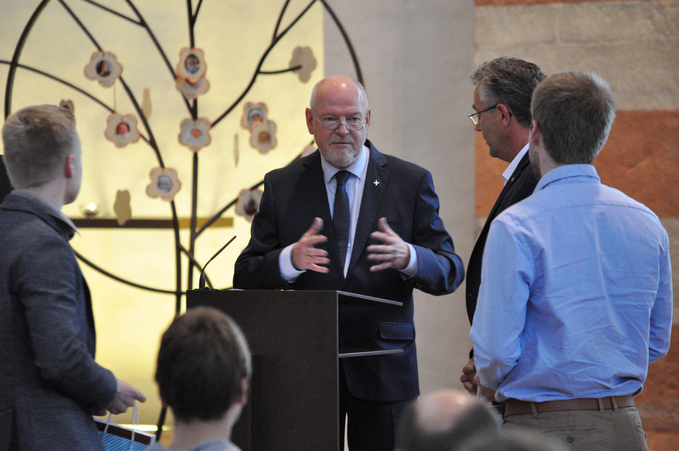 Regionalbischof Eckhard Gorka und Innugs-Obermeister Martin Ossenkopp (2.v.r) nahem die Freisprechungen in der Michaeliskirche vor.