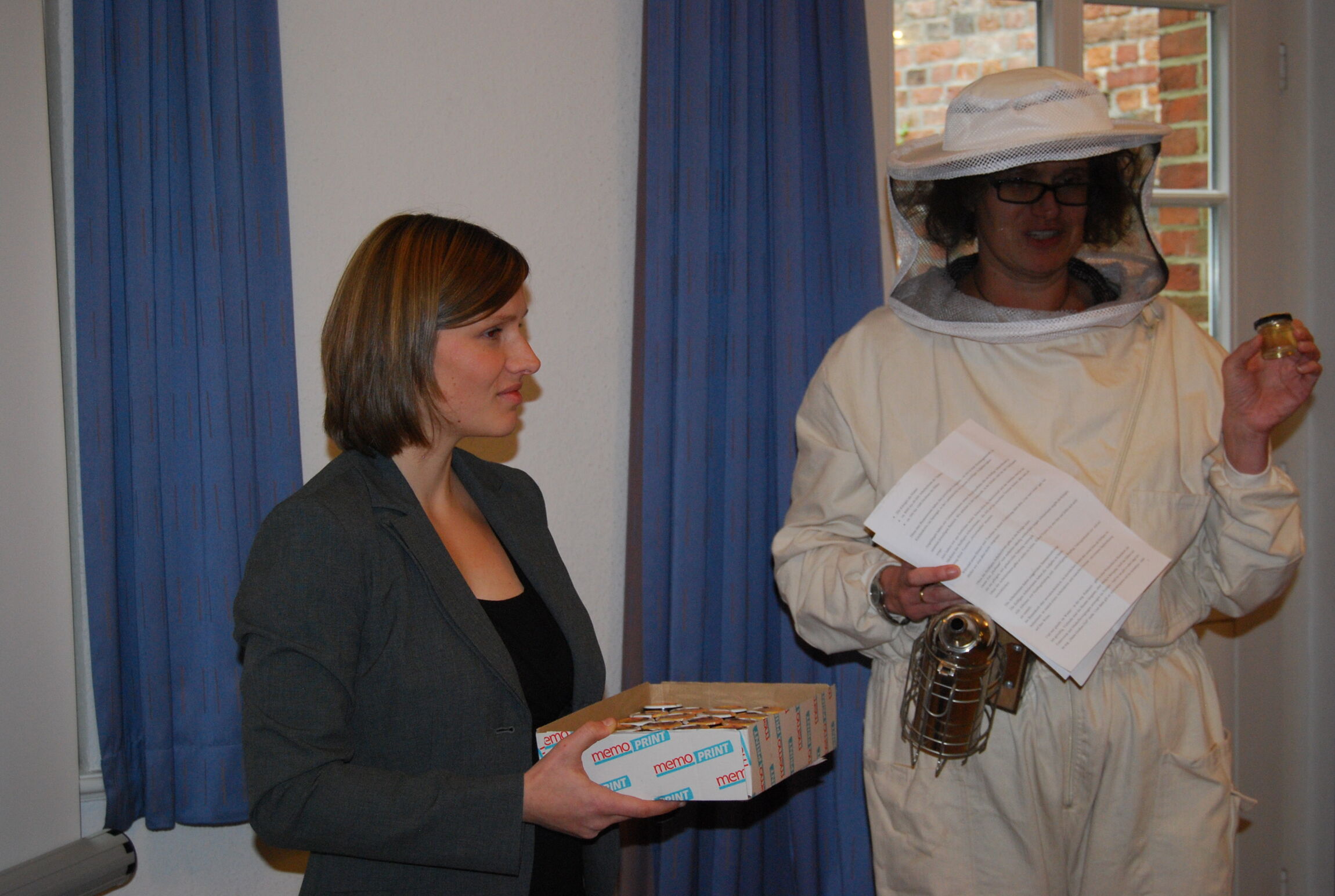 Von den Bienen lernen, heißt Leiten lernen. Das meinen jedenfalls Simone Uhlemeyer-Junghans und Johanna Reimers bei der Präsentation ihrer Abschlussarbeiten im Kursus „Lust zum Leiten“. (Foto Merten)