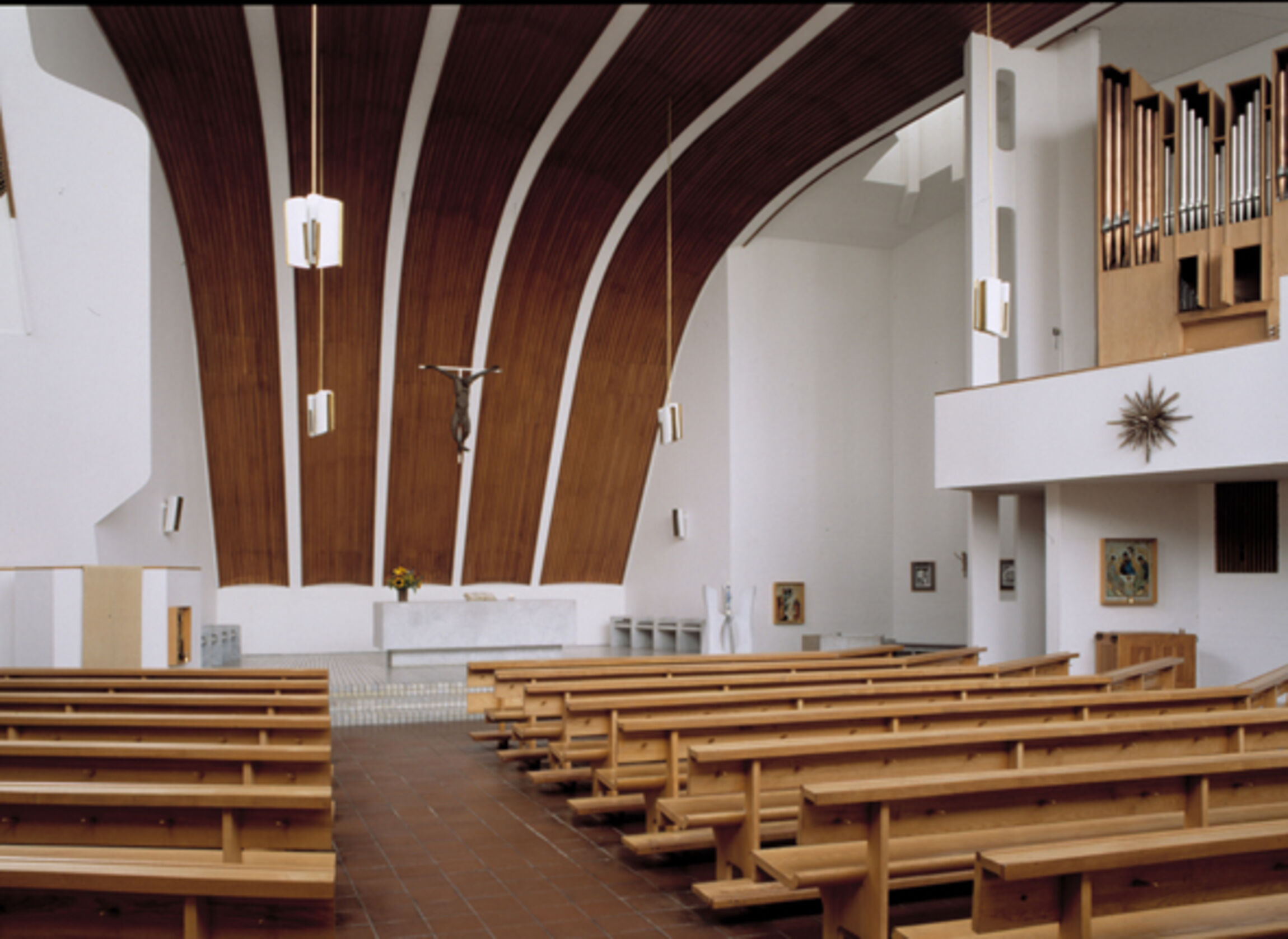 Innenansicht der Heilig-Geist-Kirche Wolfsburg