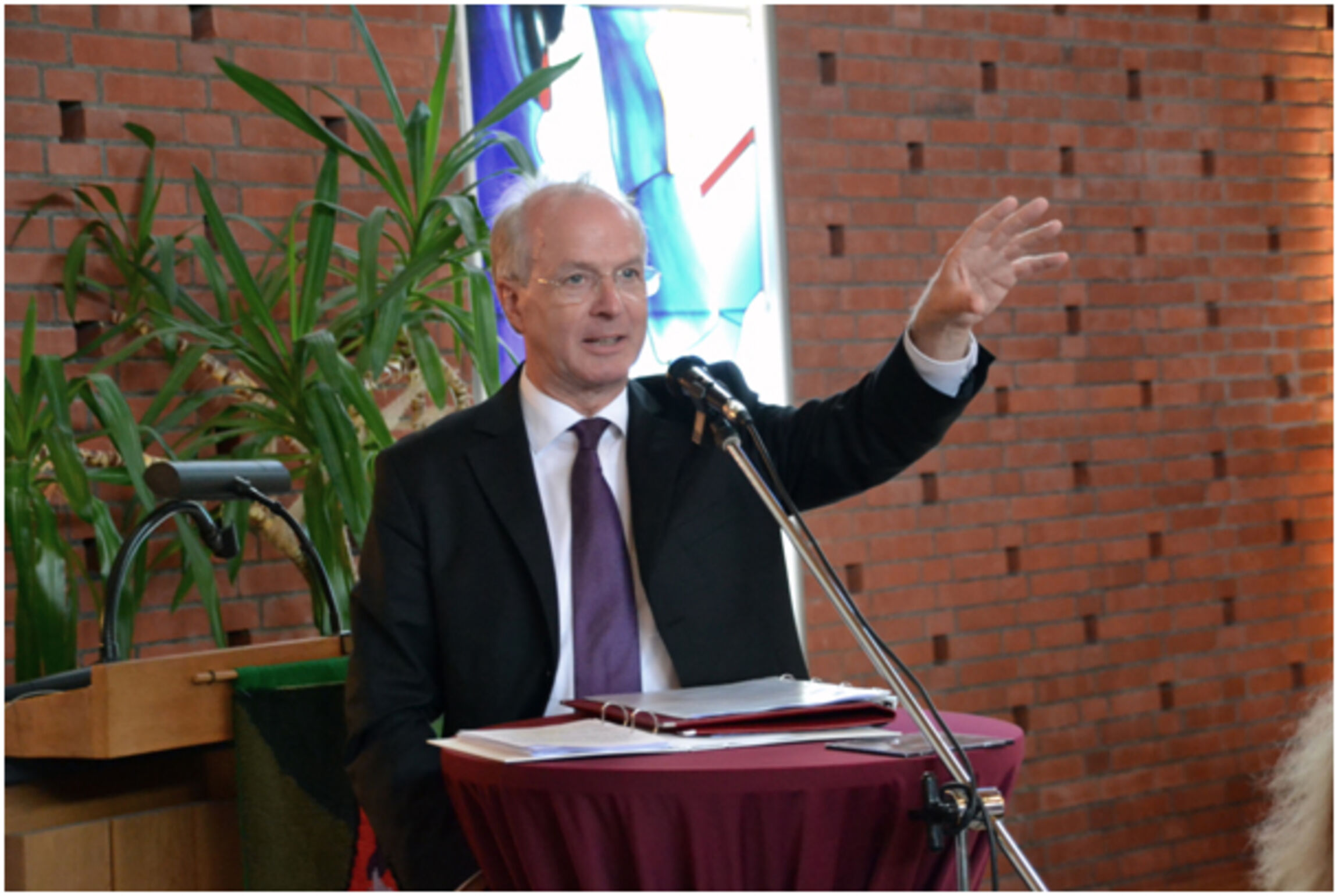 (Foto: Julia Drescher) Landessuperintendent Dr. Detlef Klahr eröffnete die Festwoche zum 50-jährigen Bestehen der Lukaskirchengemeinde in Walle mit einem inhaltlichen Impuls im Jubiläums-Brunchgottesdienst.