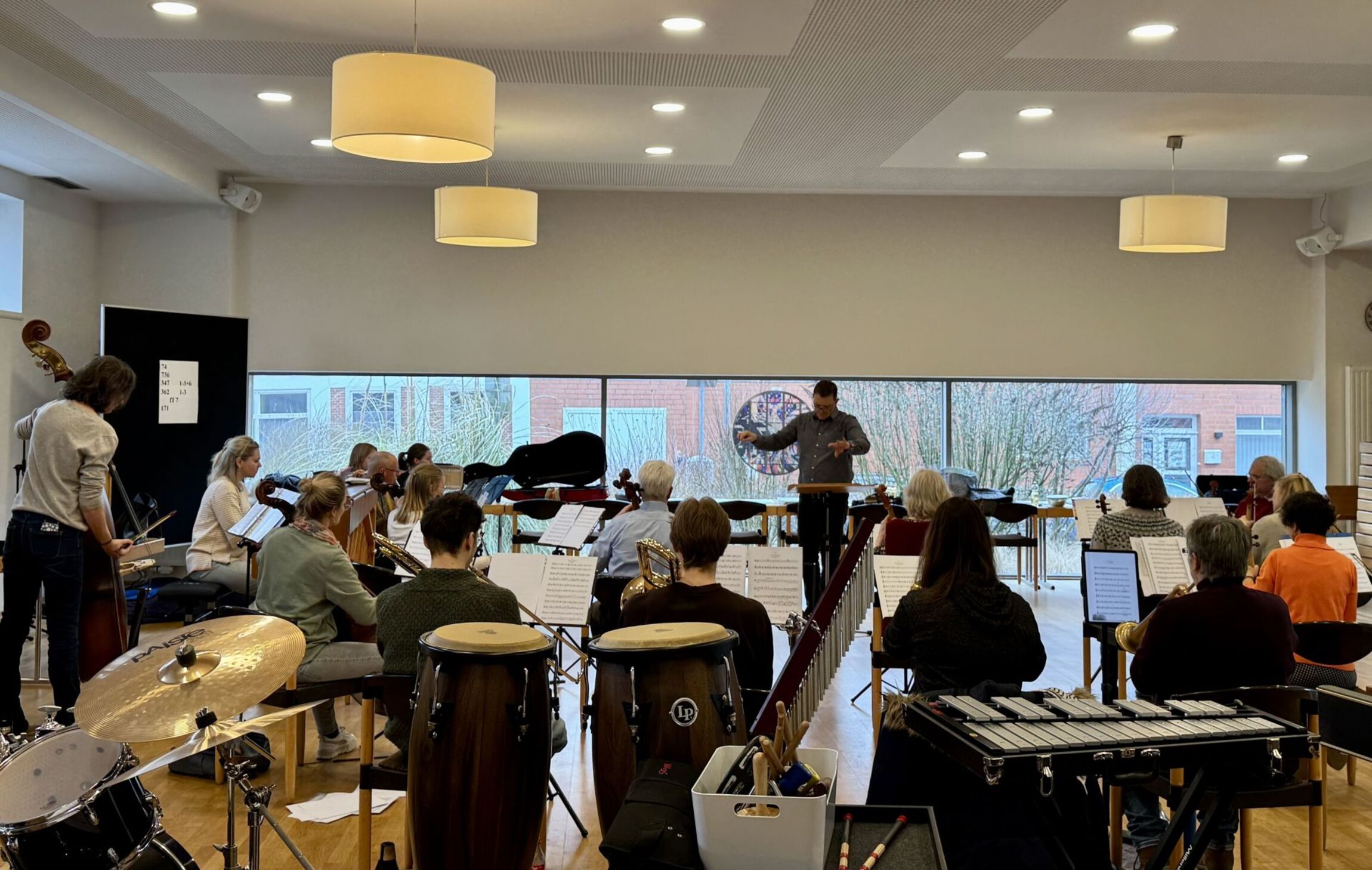 Das Kammerorchester der Martin-Luther-Gemeinde Emden probt fleißig unter der Leitung von Kreiskantor Marc Waskowiak für das Passions-Pop-Oratorium