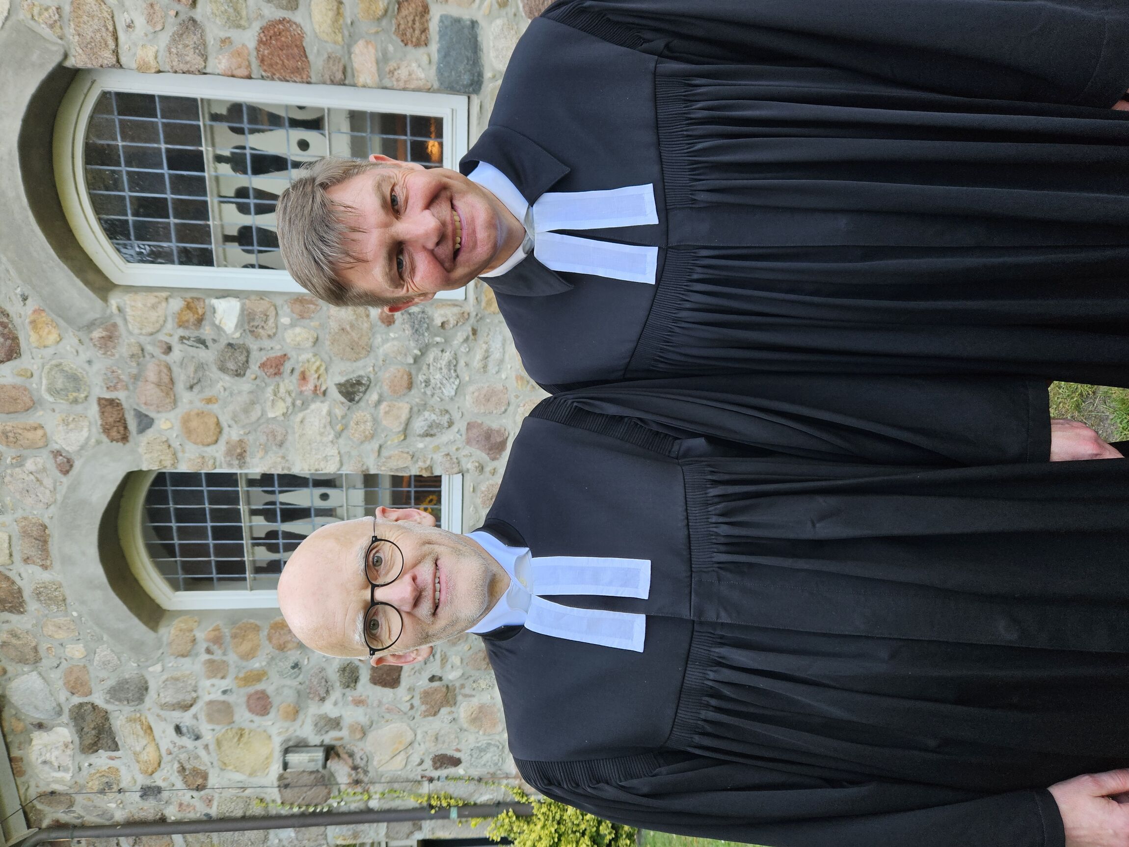 Volker Klindworth (li.) wurde von Superintendent Carsten Stock als Pastor in Elsdorf eingeführt. Foto: Simon Laufer