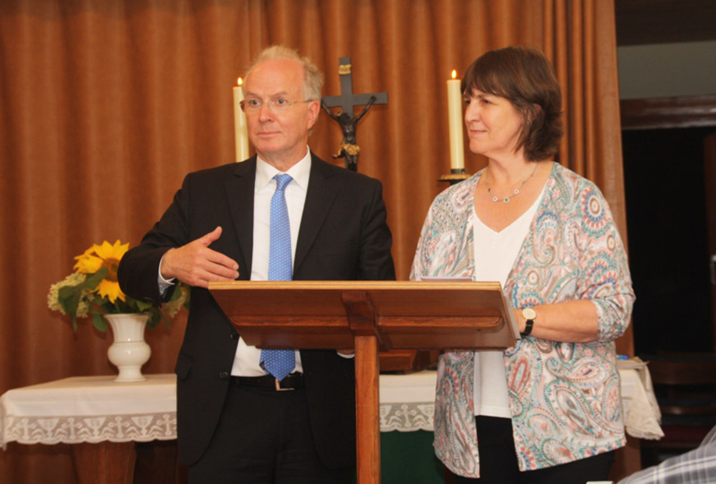 Pastorin Anita Christians-Albrecht und Landessuperintendent Dr. Detlef Klahr gestalteten einen heiteren und besinnlichen Abend zum Alter in der Kapelle in Spetzerfehn. Foto: Hannegreth Grundmann 