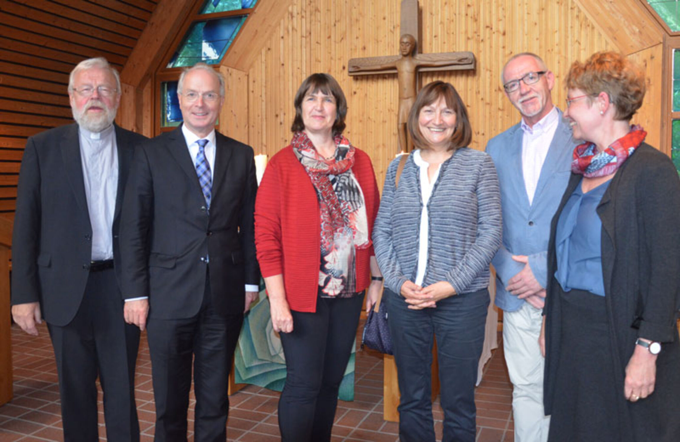 Einführungsgottesdienst in der Kapelle des Annastifts: Anita Christians-Albrecht (3. von links) mit Walter Scheller (von links), Dr. Detlef Klahr, Dorothea Knöfel, Heinrich Oelker und Susanne Kruse-Joost. Foto: Andrea Hesse 