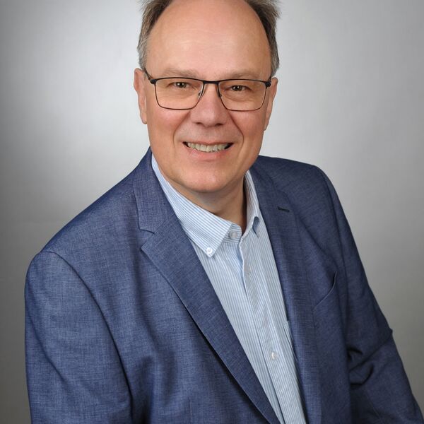 2026-05-05-PastorRumberg-rechtsschauend