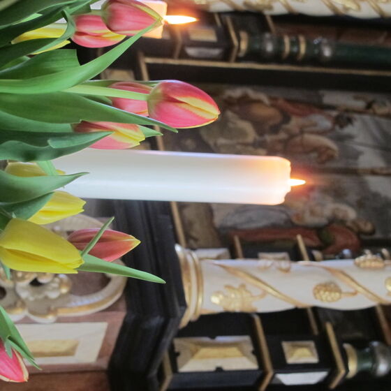Blick der Konfirmanden auf den Altar der St. Andreas Kirche in Wehrstedt