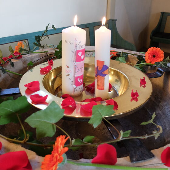  Taufbecken rote Blumen, zwei Kerzen