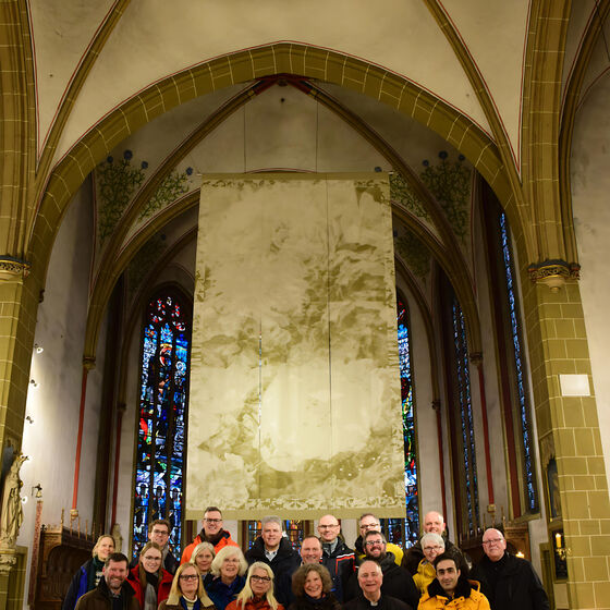 Gruppenfoto vor unserem Fastentuch in der St. Clemens-Kirche Telgte