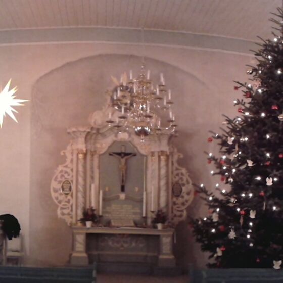 Panoramaaufnahme der Kirche mit Weihnachtsbaum - 2013