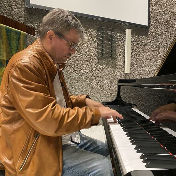 Johannes Begemann begeistert die Kirche mit dem "kriminellen Klavier"