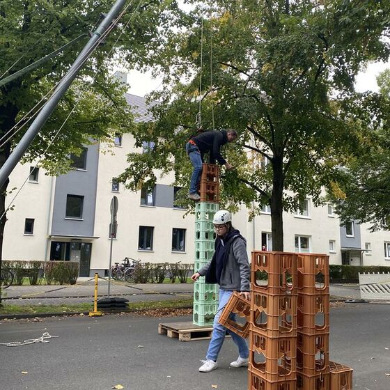 Körpergefühl und die Lust am Höhenrausch - wichtige Voraussetzungen beim Kistenstapeln - der Rekord von 2022 liegt bei 19 Kisten...! Wer toppt ihn?