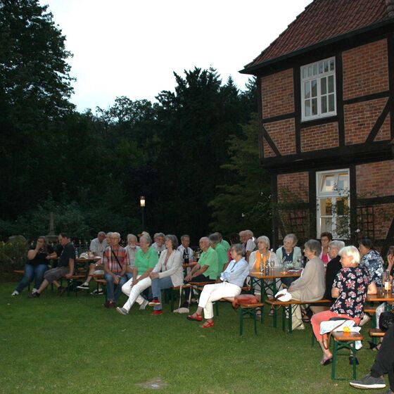 Ehrenamtliche auf Kirchwiese