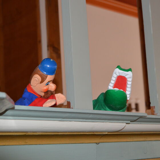 April2018-Polizist+Krokodil