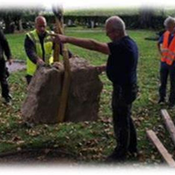 2023-Gedenkstein-Aufstellung1