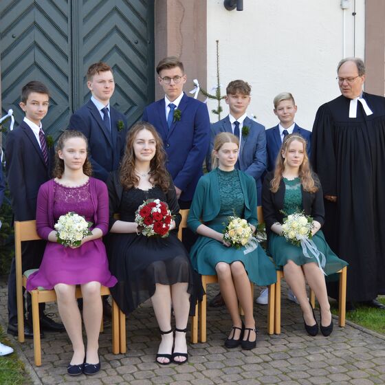 Die Konfirmandinnen und Konfirmanden 2023 mit Pastor Rumberg-Schimmelpfeng