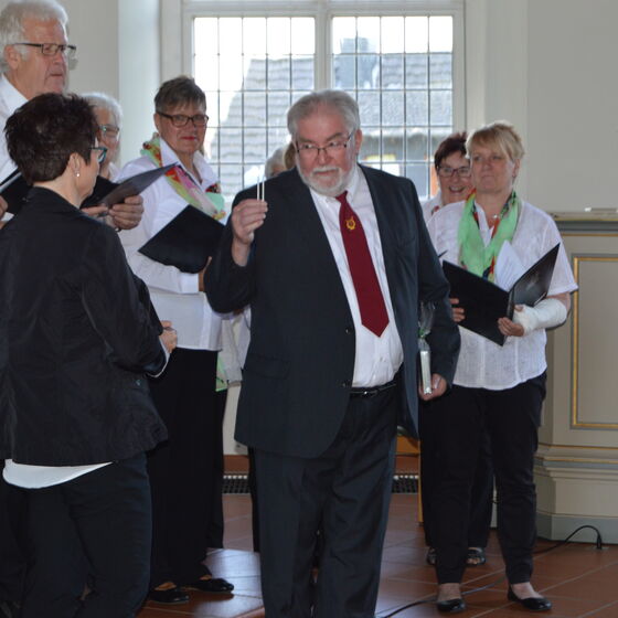 Übergabe der Stimmgabel von Dietmar Lange an Marion Peinemann