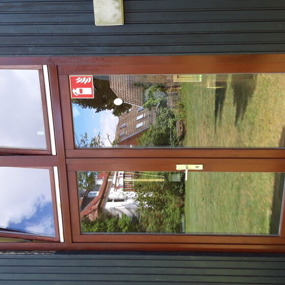 Bild 2: Fenster und Tür Jugendraum