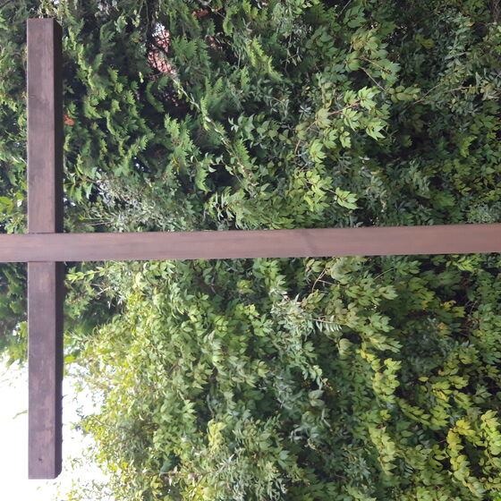Bild 3: Kreuz im Garten