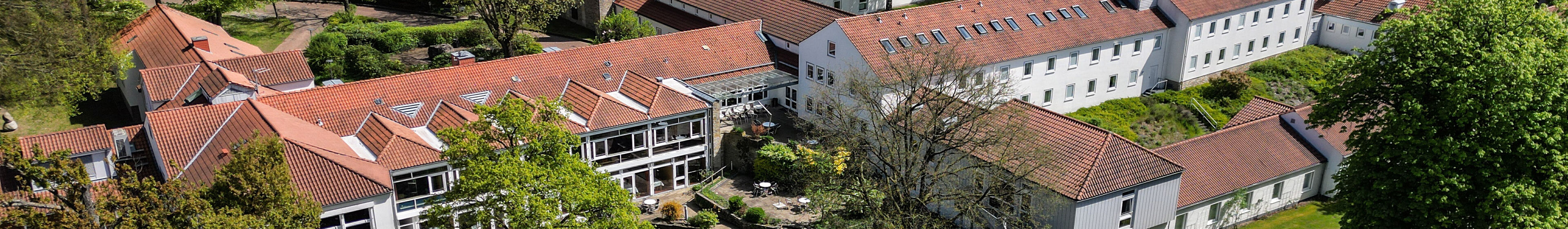 Drohnenblick auf die Tagungsgebäude