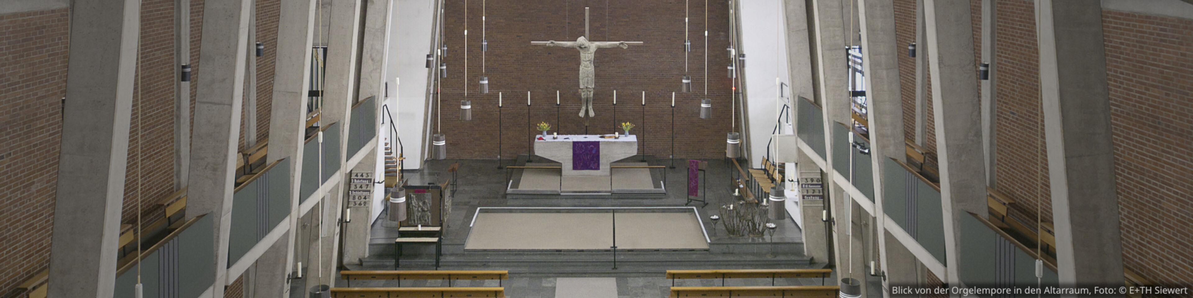 Blick von der Orgelempore in den Altarraum