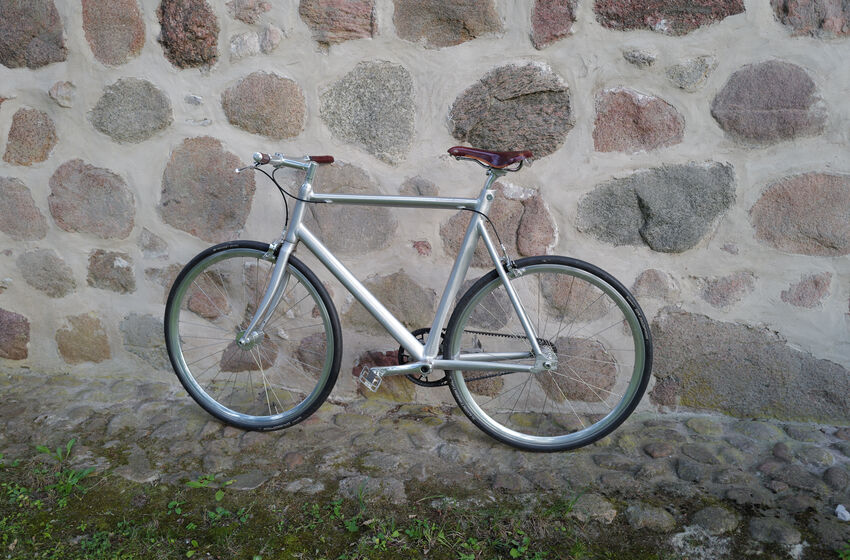 Ein Fahrrad an der Kirchenmauer