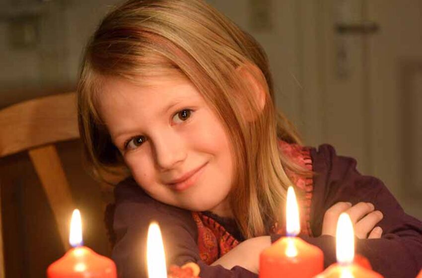 Teaser_Kind_hinter_Adventskranz