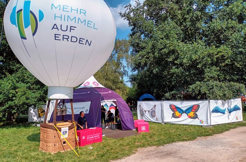 Kirchenzelt mit Heißluftballon, Foto Rebekka Brouwer