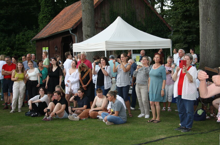 Der Abschluss der musikalischen Sommerabende in Meinerdingen brach alle Besucherrekorde. Viele neue, und vor allem junge Besucher kamen zur Kirchwiese.